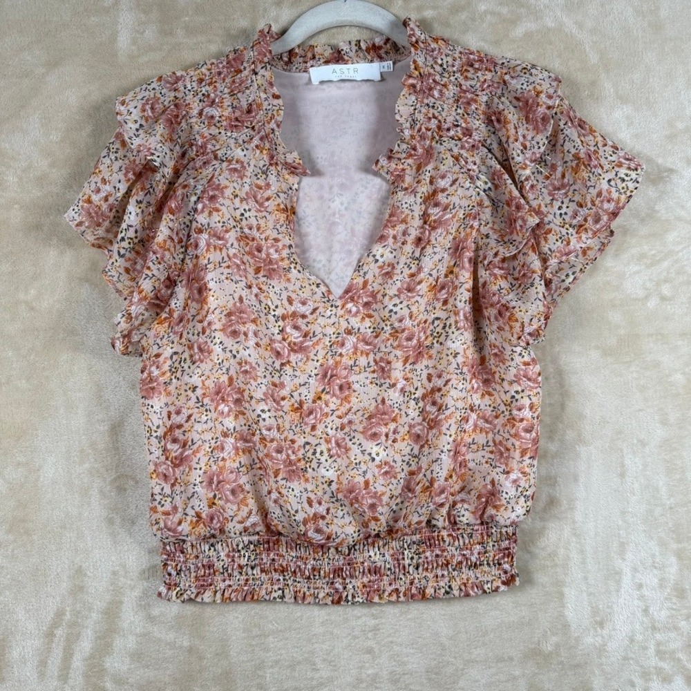 ASTR The Label Peach Mauve Floral Smocked Blouse Metallic Flutter Sleeve M